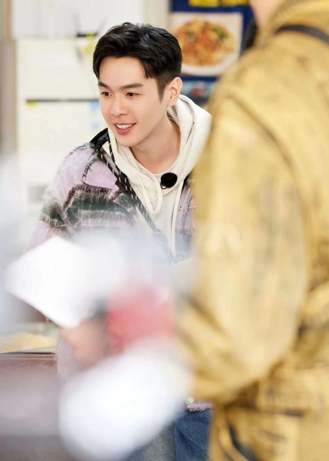 张若昀新游记里化身月老亲手系红绳助有情人蓄满缘分