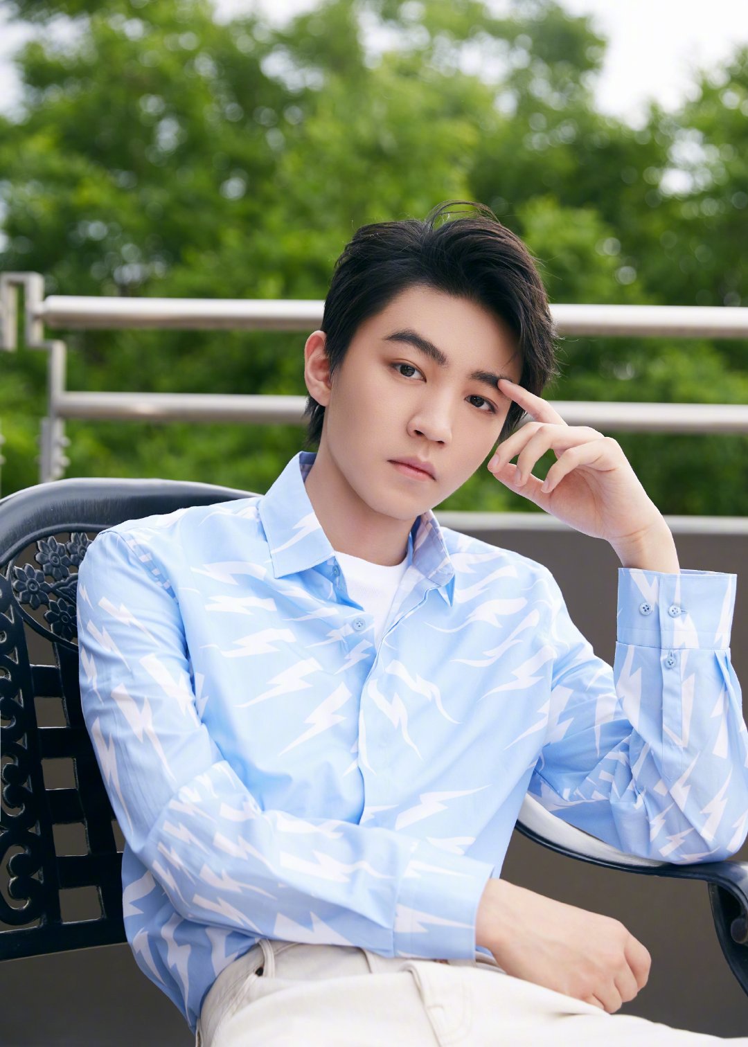 王俊凯今日以一身淡蓝色印花衬衫出席品牌线下活动