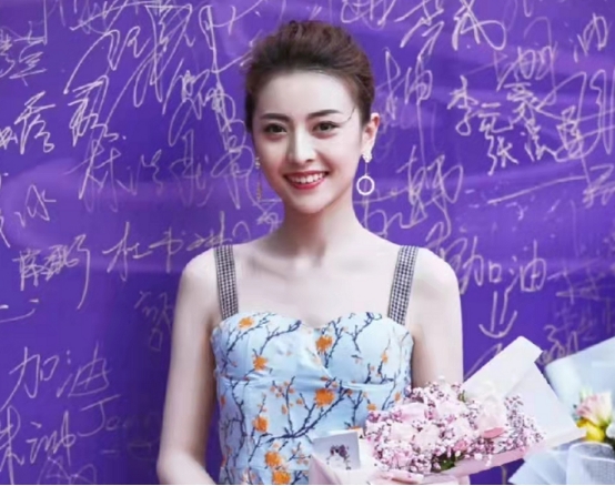 王冰冰后又一央视主持人火了！张舒越神似高圆圆，还是北大研究生休闲区蓝鸢梦想 - Www.slyday.coM