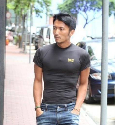 41岁谢霆锋挂呼啦圈网友身材真好