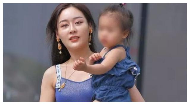 宝妈打扮时尚接孩子放学,却遭同学嘲笑,你妈妈穿的是什么啊|宝妈|穿着|家长_新浪新闻