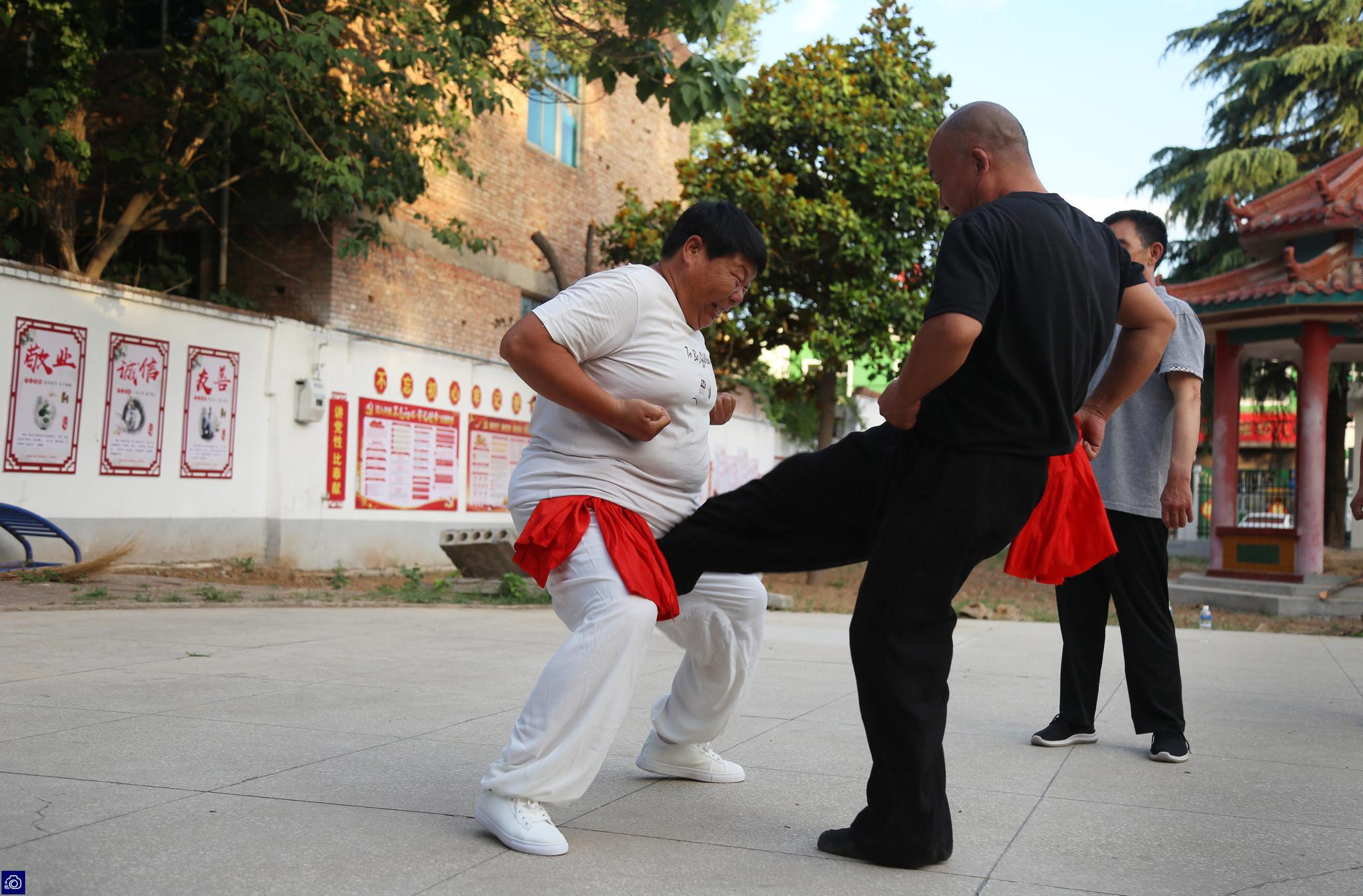 看看这位大叔的铁裆功,让人排队猛踢裆部_高清图集_新浪网