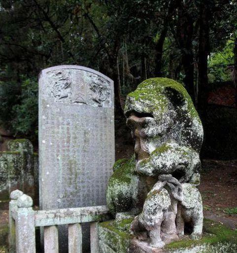 林则徐墓地规模:位于军区大院,一对石狮看守,祭拜必须官兵陪同