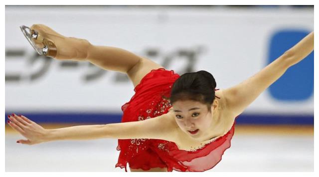 她被誉为花滑女神曾坐在国旗上被骂惨如今退役坐拥亿万资产