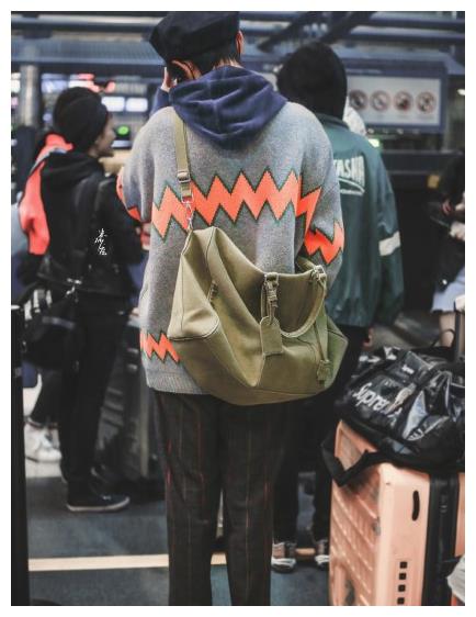 肖战是顶流艺人但不是资本造星的产物他的流量是大众给的