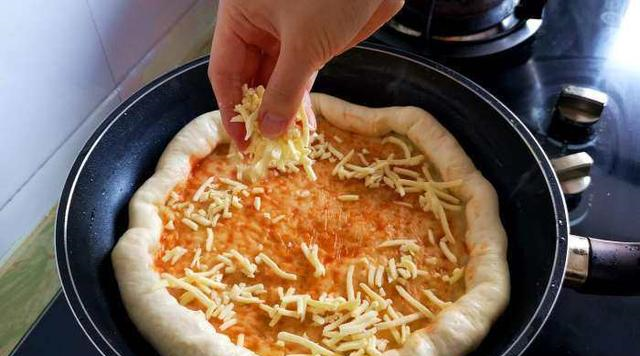 在家做披萨原来这么简单,不用烤箱,有锅就能做,味道不比卖的差__财经