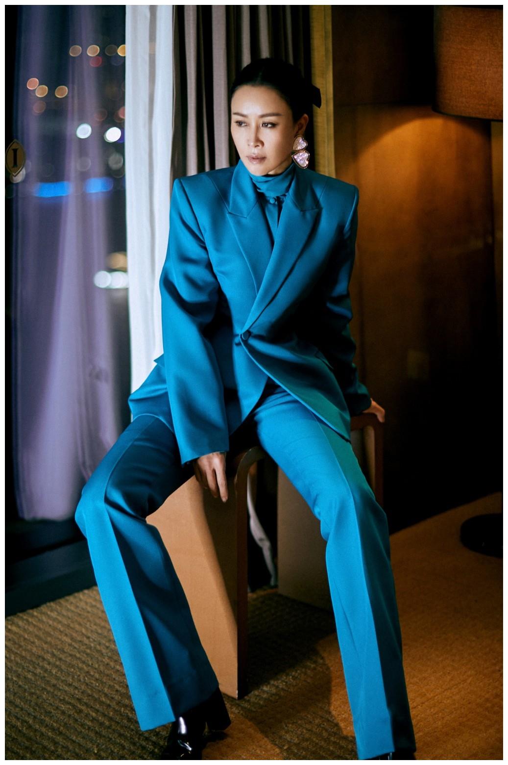 那英越老越时髦,2件西服套着叠加穿,转身后更吸睛,时尚范十足