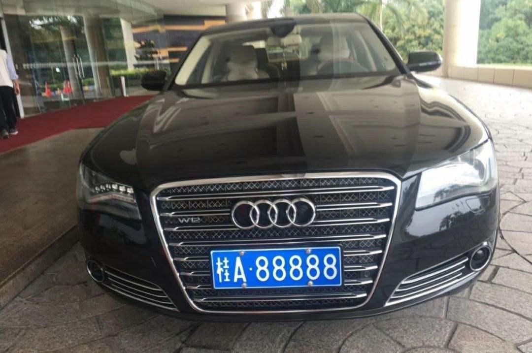 首先第1个汽车牌照那就是"京a88888",先不看这个汽车车牌挂在什么样的
