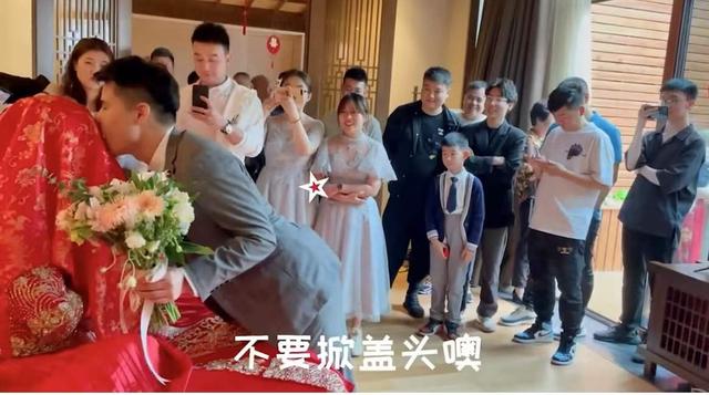 新娘坐婚床上,新郎深情向前亲吻掀开盖头被吓懵,网友:此生难忘休闲区蓝鸢梦想 - Www.slyday.coM 新娘坐婚床上,新郎深情向前亲吻掀开盖头被吓懵,网友:此生难忘休闲区蓝鸢梦想 - Www.slyday.coM