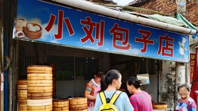 镇江这家路边包子铺环境破烂却生意火爆一个人最多能买10个