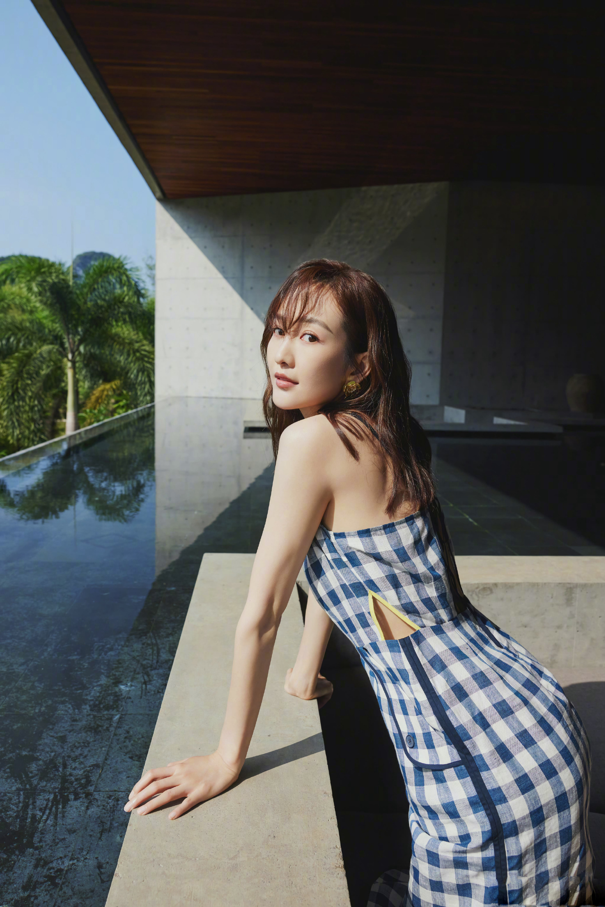 王鸥九宫格度假大片,身穿蓝白格子露背裙搭配棕色凉鞋,干净清新__财经