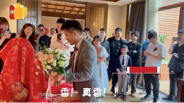 新娘坐婚床上,新郎深情向前亲吻掀开盖头被吓懵,网友:此生难忘休闲区蓝鸢梦想 - Www.slyday.coM 新娘坐婚床上,新郎深情向前亲吻掀开盖头被吓懵,网友:此生难忘休闲区蓝鸢梦想 - Www.slyday.coM