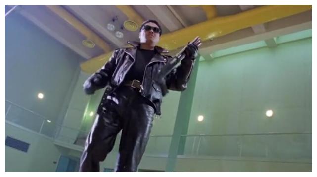 《逃学威龙2》中,吴孟达一身黑皮衣,戴黑墨镜手拿散弹枪的景象也是