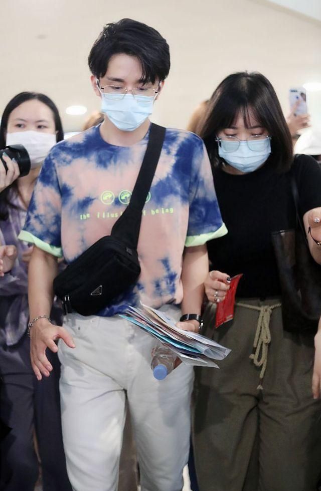 张新成获粉丝簇拥人气爆棚,装扮精致秀"眼镜杀"