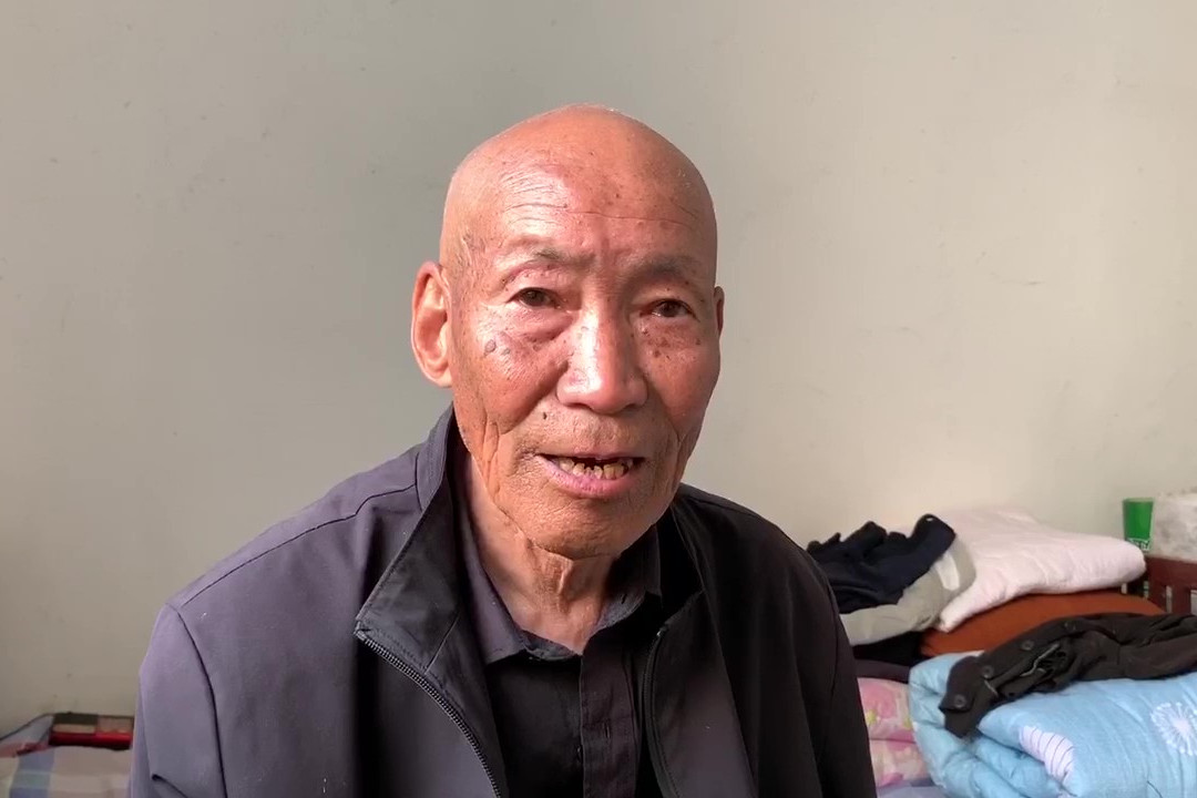 81岁老人育有四个子女,被儿子儿媳卸门窗撵走,无奈上网求助