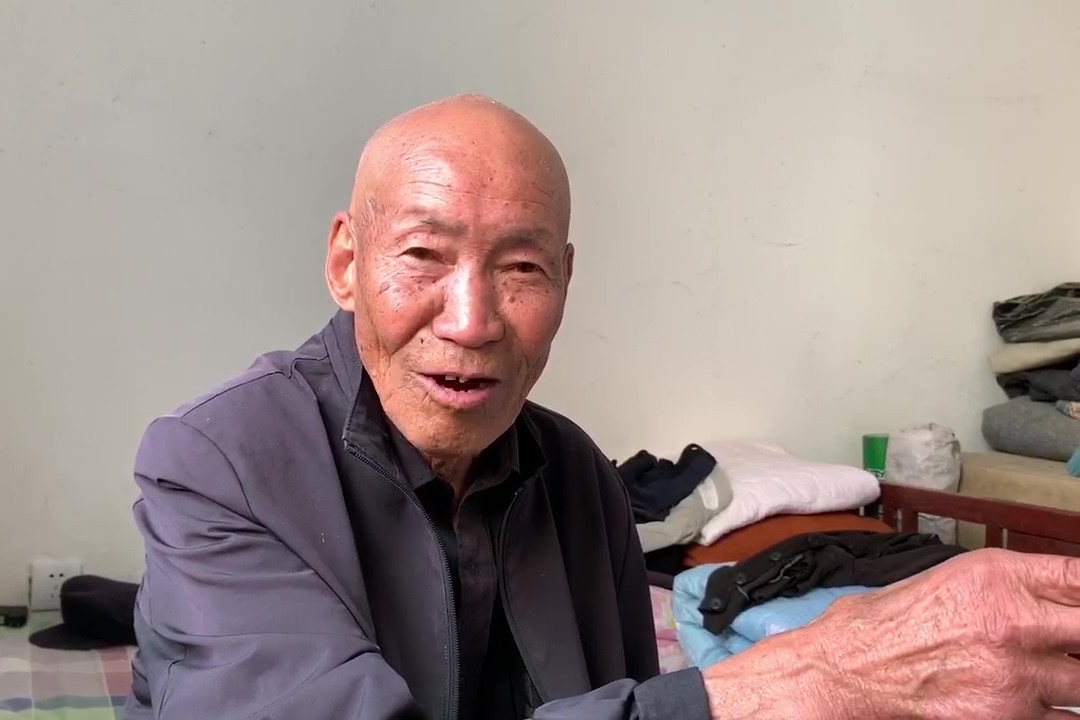 81岁老人育有四个子女,被儿子儿媳卸门窗撵走,无奈上网求助