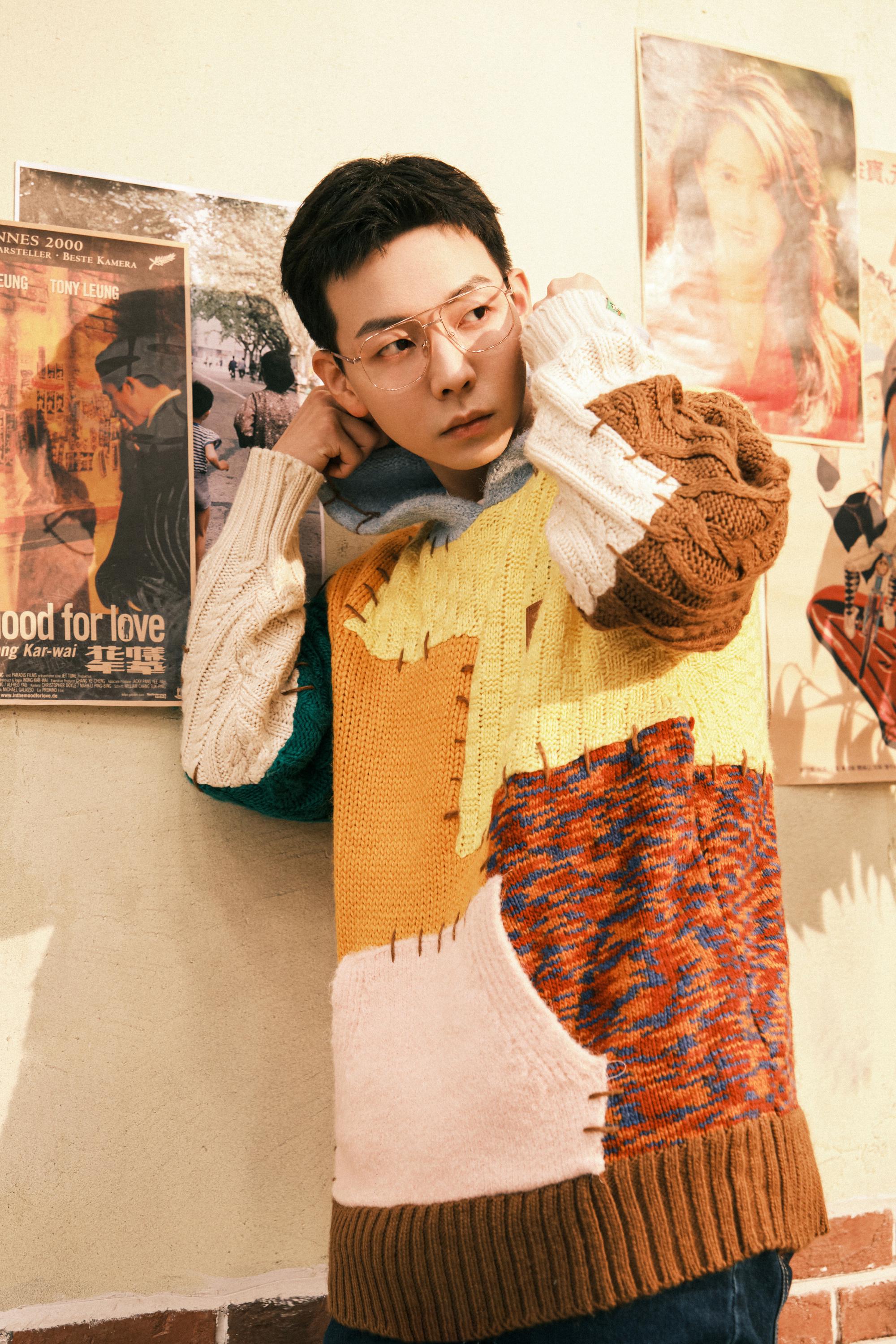 胡夏最新大片释出,身穿彩色拼接毛衣,在充满复古港风的景致里_高清