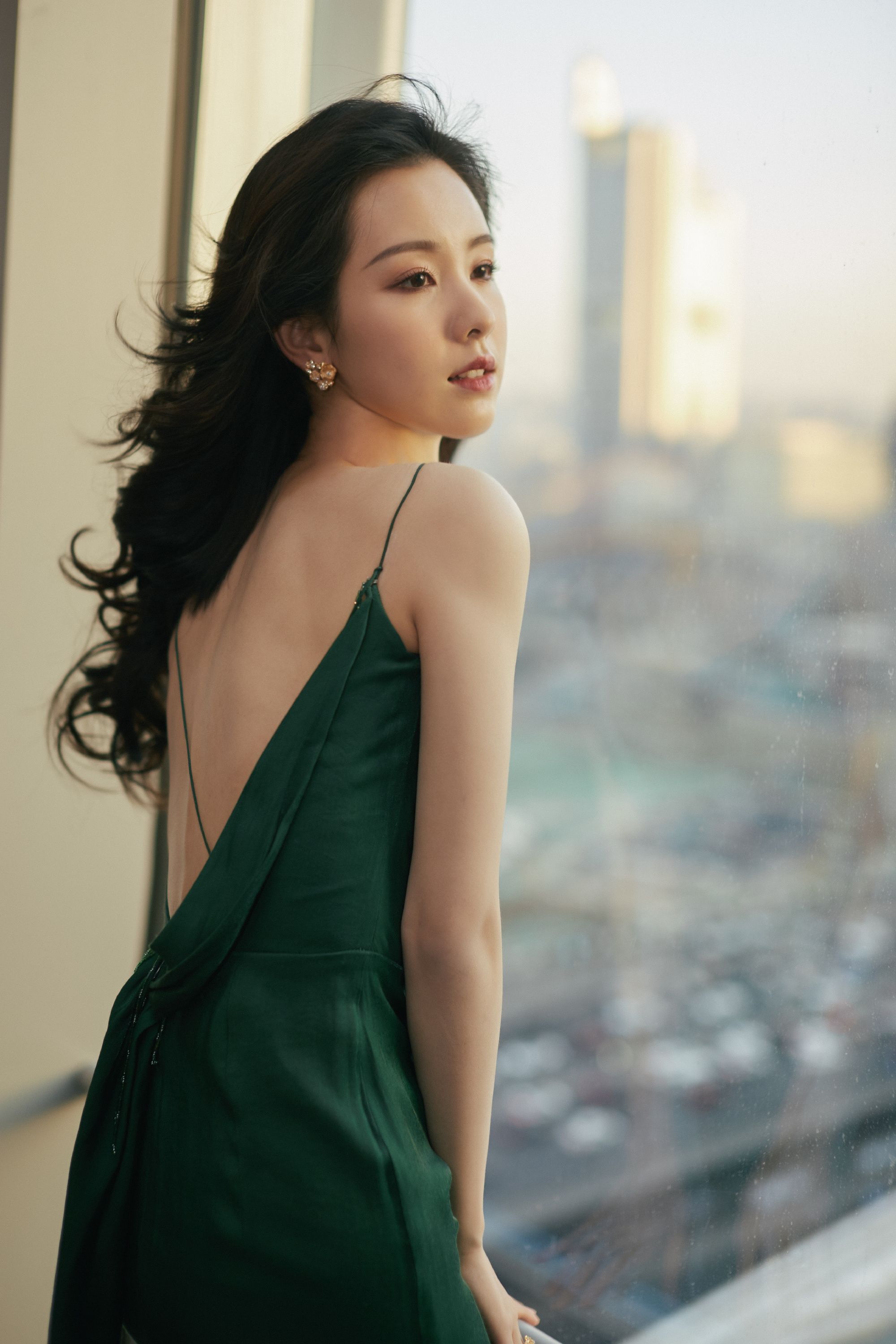 陈都灵港风造型好惊艳墨绿色长裙尽显曼妙身姿微卷长发好漂亮