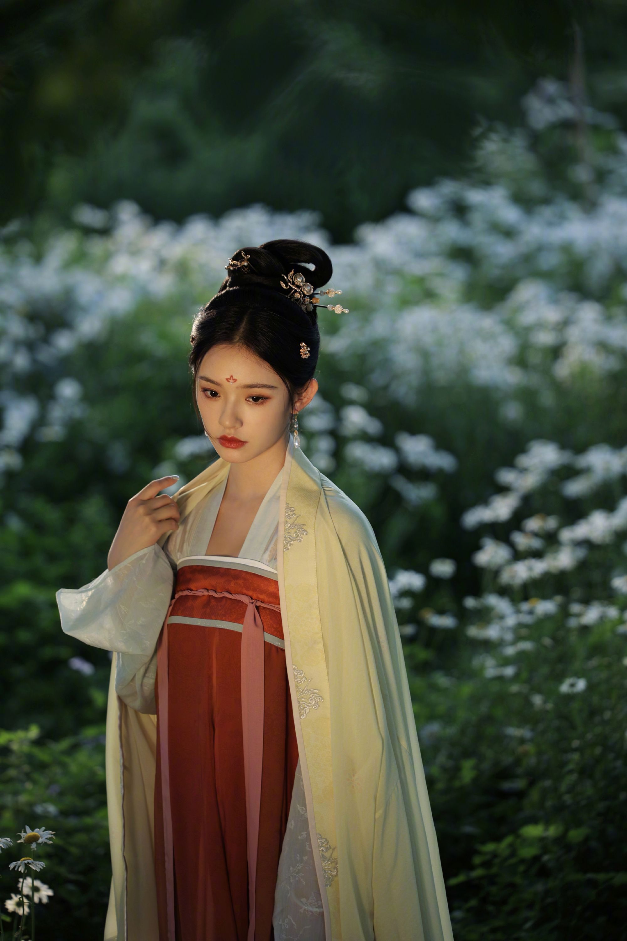 穿古装拿扇子演绎古风美人,宋引章太上头了
