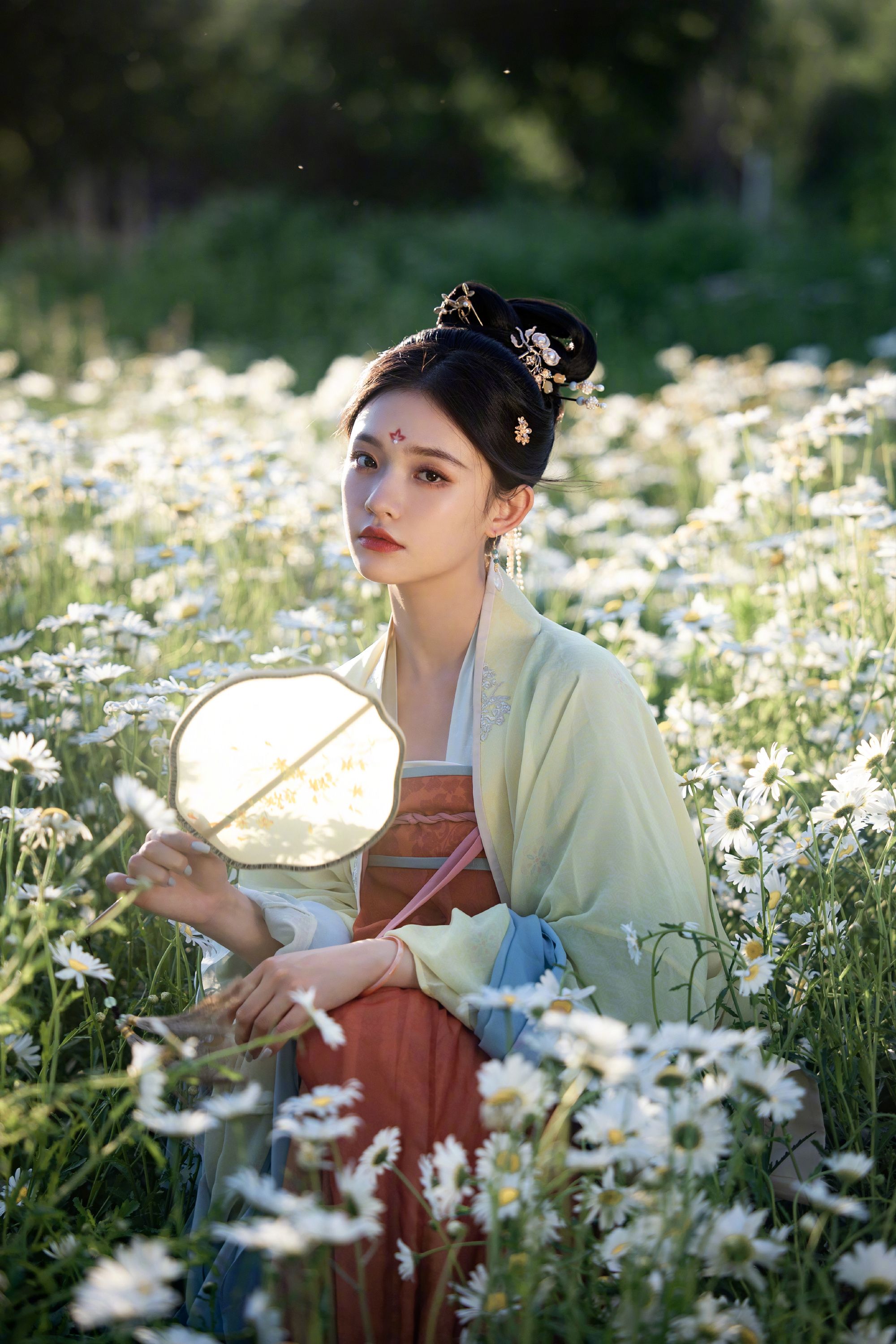 又被林允惊艳到了!穿古装拿扇子演绎古风美人,宋引章太上头了