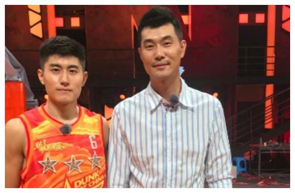 王仕鹏晒与"世界小姐"张梓琳合照,看他手的位置,网友:快拿开