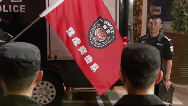 特警力量不惧生死的硬汉特警谁知在面对这面旗帜时泪流满面