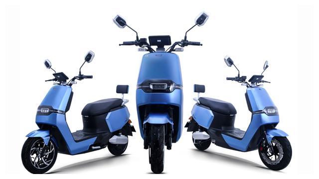 新大洲a8电摩,属于方正车系,前脸采用高质感的led透镜大灯,酷似一只