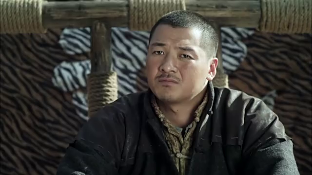 福贵:二楞当上了小头头,还拿手枪吓唬福贵,没成想走火了!