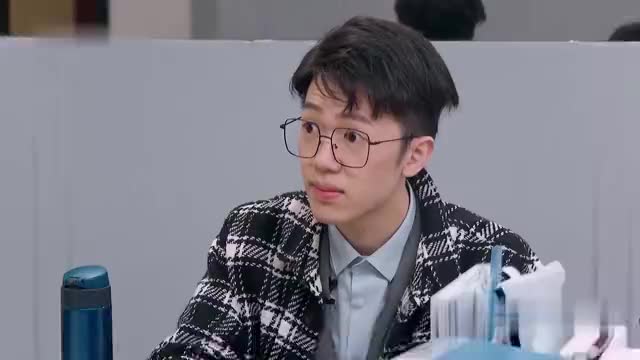 梁坚洛见到新同事很紧张,迅速调整状态:还是把手上的东西做好