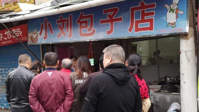 镇江这家路边包子铺环境破烂却生意火爆一个人最多能买10个