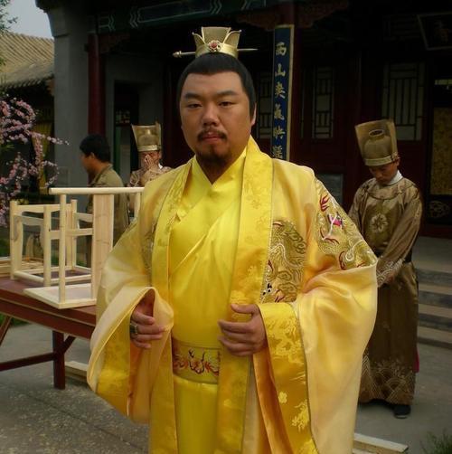 很多人认为朱由校从小钻研在木工上面,长大以后便会是一个文盲,什么都