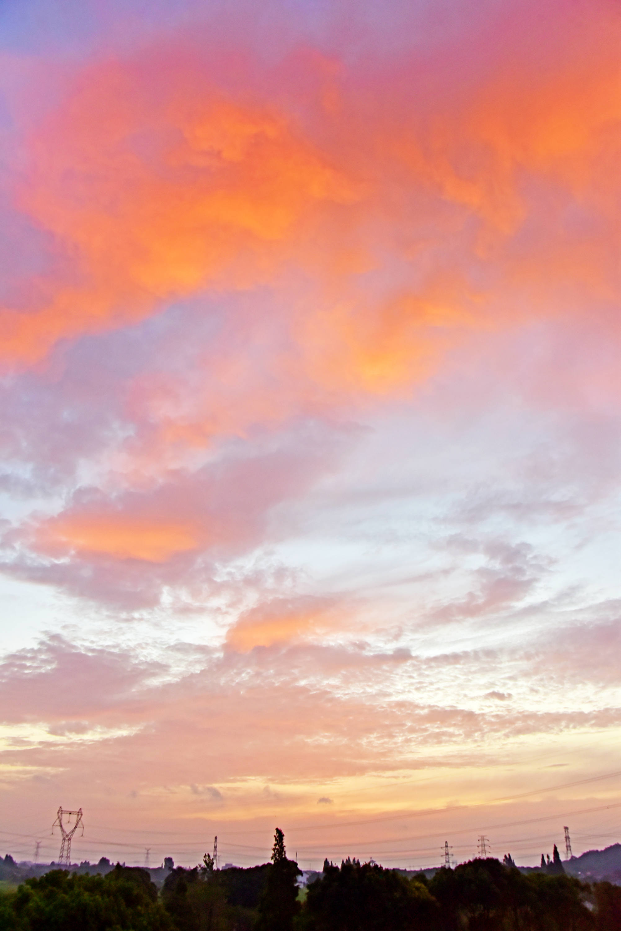 2022年07月04日日出朝霞映山村这是今年入夏以来最美的朝霞