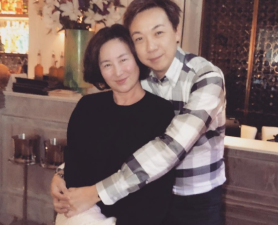 何超琼现身高档餐厅,为相识30年男友人庆生,合影头挨头笑容满面__财经