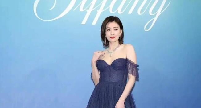 贾静雯蓝色抹胸造型，略显富态，感觉女神已经不复当年的荣光了