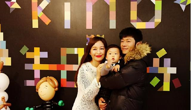 林雨申和杨雨辰,其实林雨申刚开始的名字是林申,但是为了纪念他和妻子