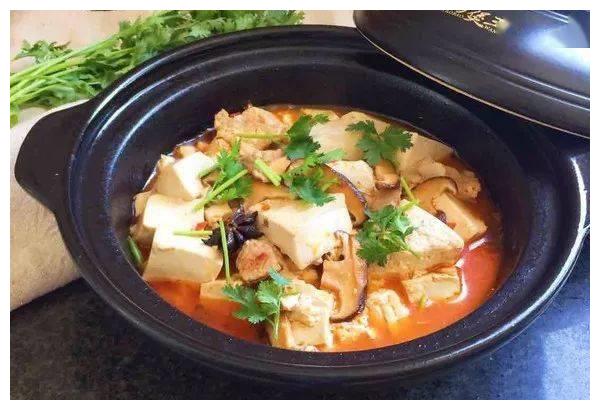 五:砂锅豆腐食材:豆腐,胡萝卜,玉米笋,火腿,大蒜,豆苗,胡椒粉,生抽,盐