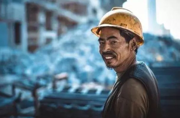 高考结束,工人父亲晒出多年"白酒清单",工友:可怜天下父母心|工友