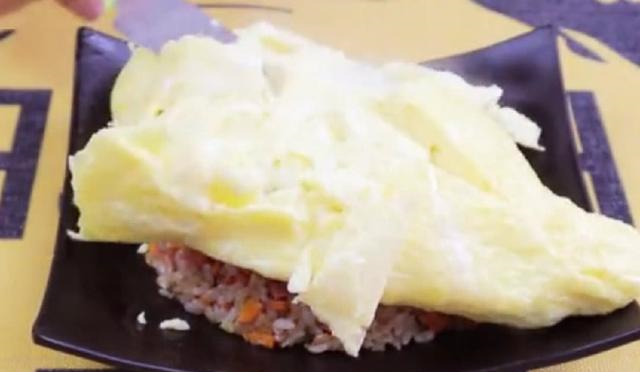 男子试吃炒饭界的爱马仕“爆浆蛋包饭”看着就知好吃,你觉得如何休闲区蓝鸢梦想 - Www.slyday.coM 男子试吃炒饭界的爱马仕“爆浆蛋包饭”看着就知好吃,你觉得如何休闲区蓝鸢梦想 - Www.slyday.coM