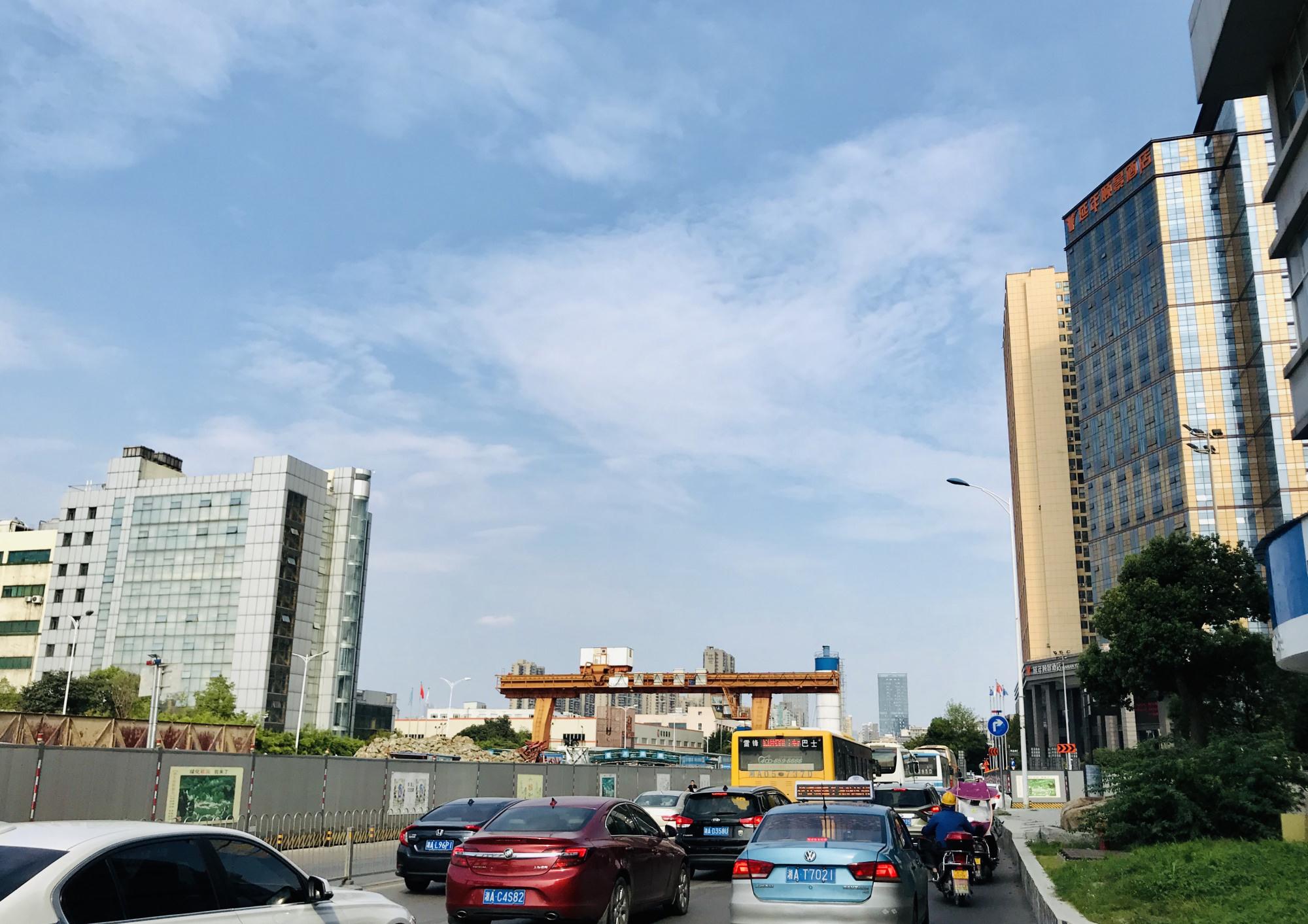 长沙桐梓坡西路车水马龙络绎不绝