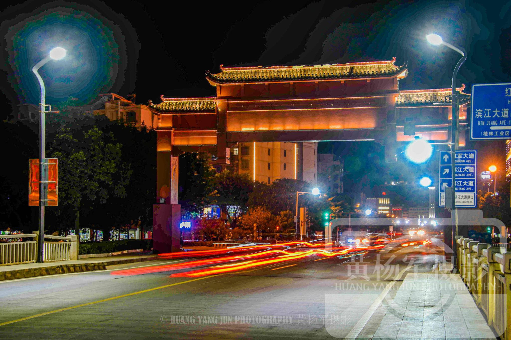 赣州于都县静谧多彩的夜晚,长征大桥流光溢彩在夜色中看美丽于都