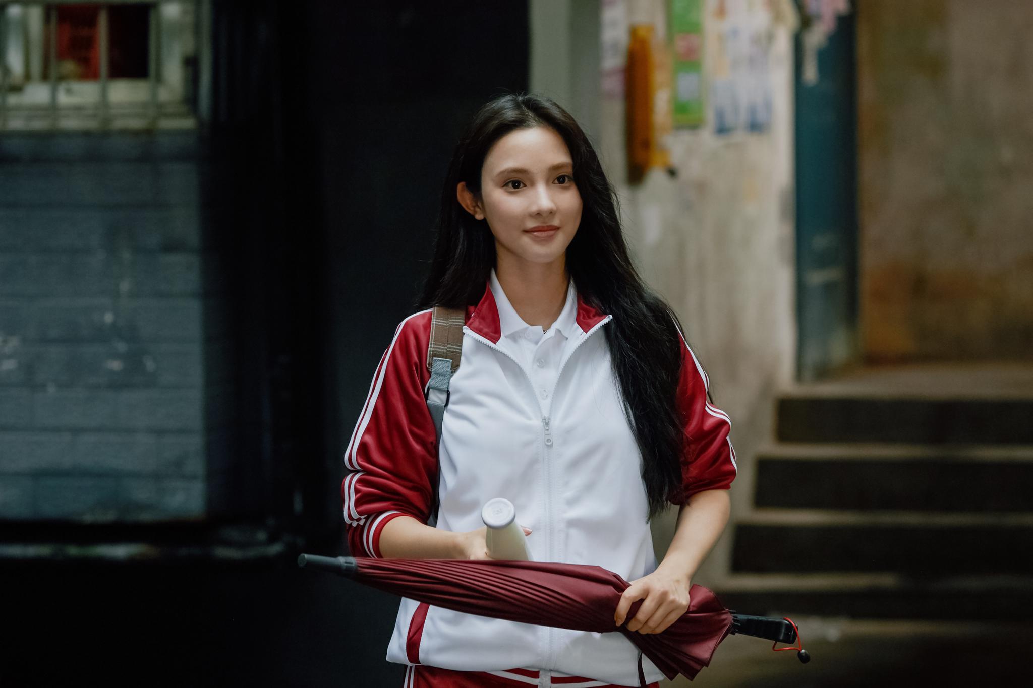 彭小苒助演郭敬明《少年之名》mv 青春校服造型诠释多元塑造力