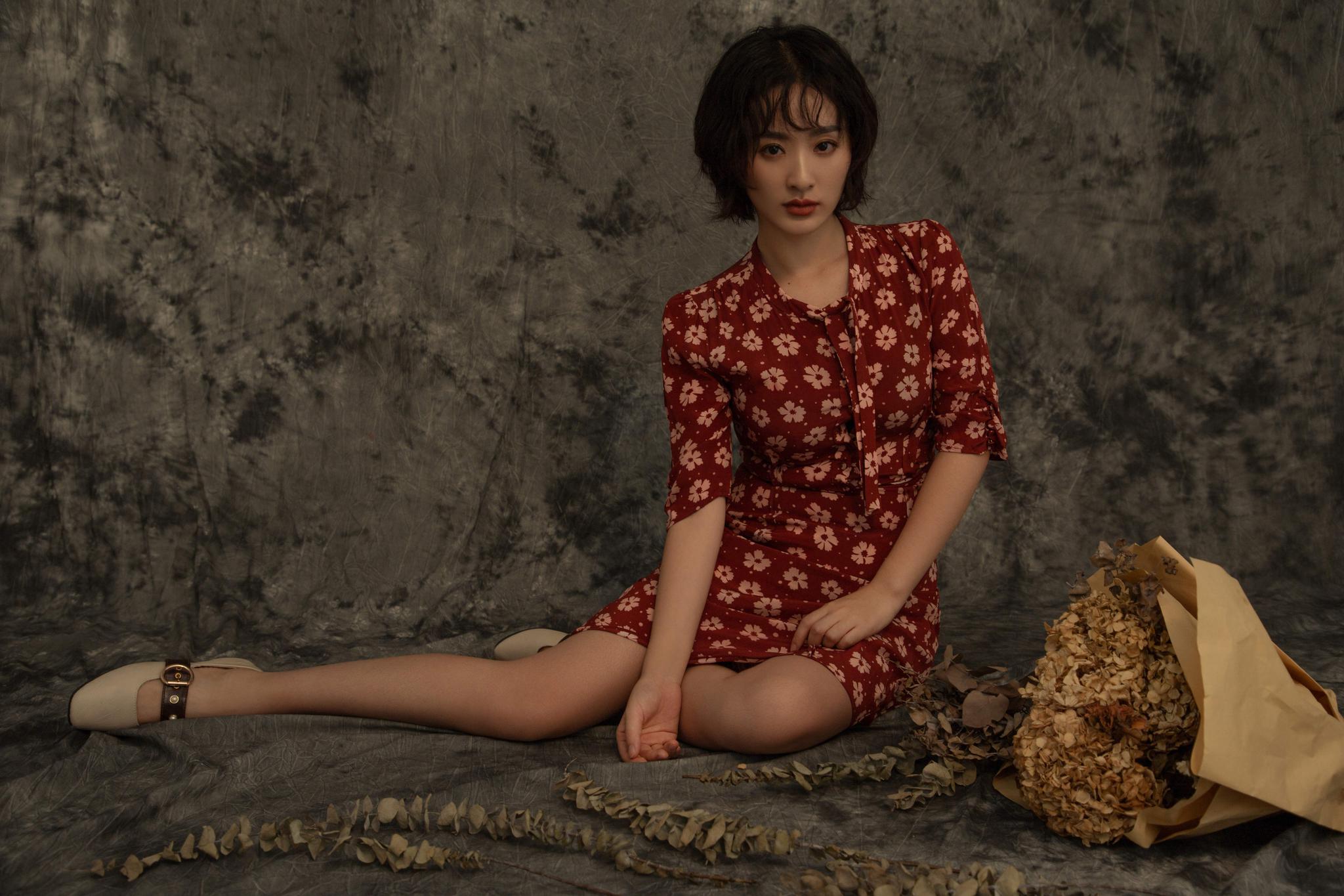 陈奕静复古时尚写真 碎花红裙尽显女性成熟姿态