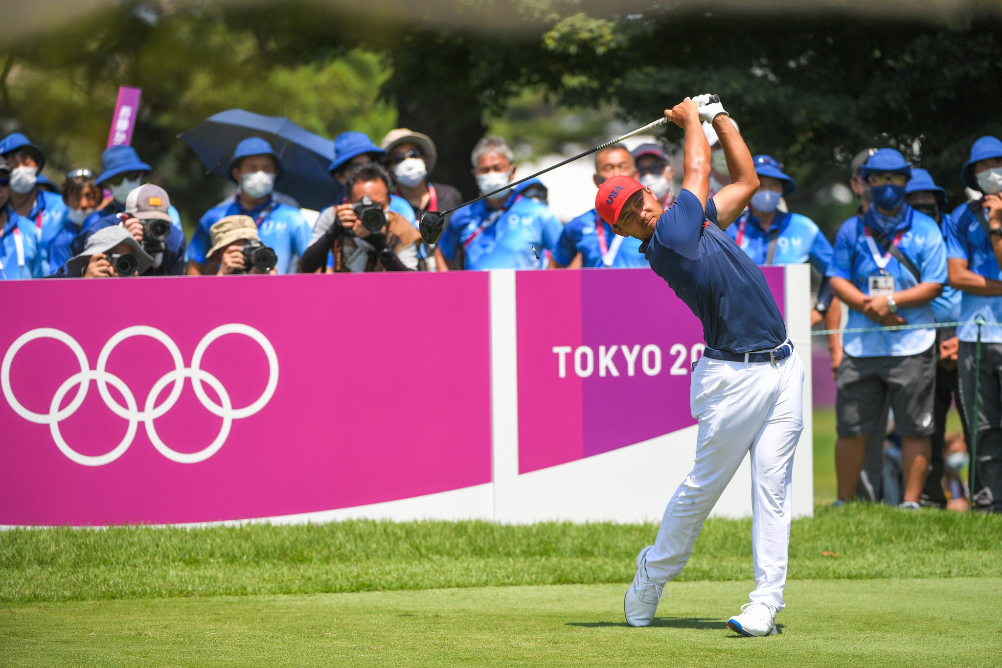 奥运男子高尔夫:中国台北选手潘政琮喜获铜牌,爱妻为其背包