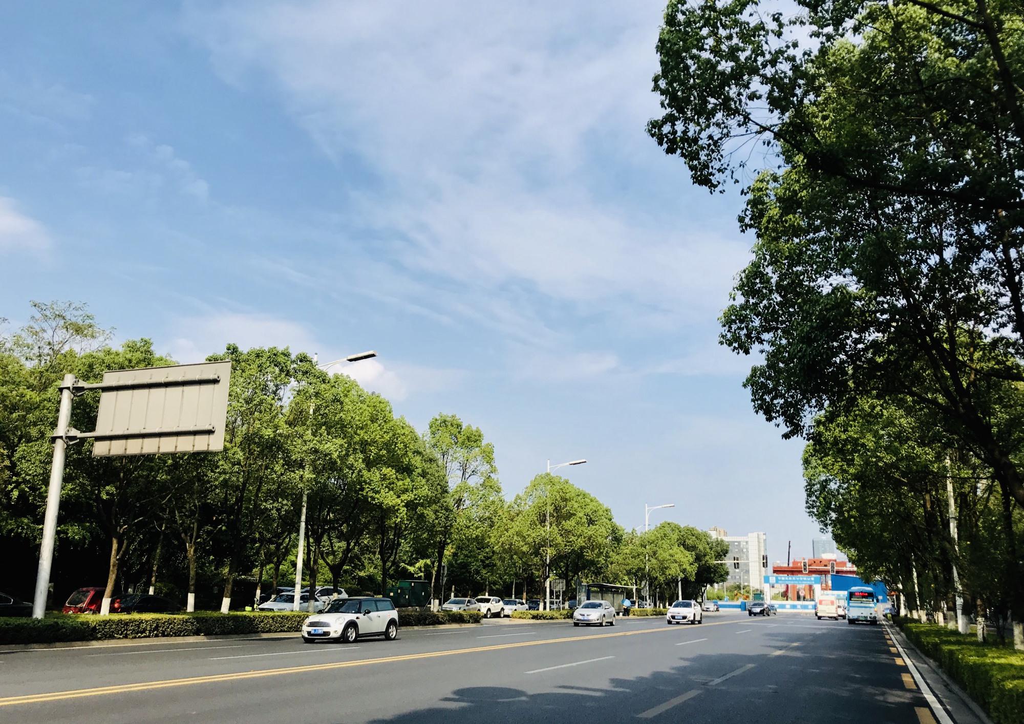 长沙桐梓坡西路车水马龙络绎不绝