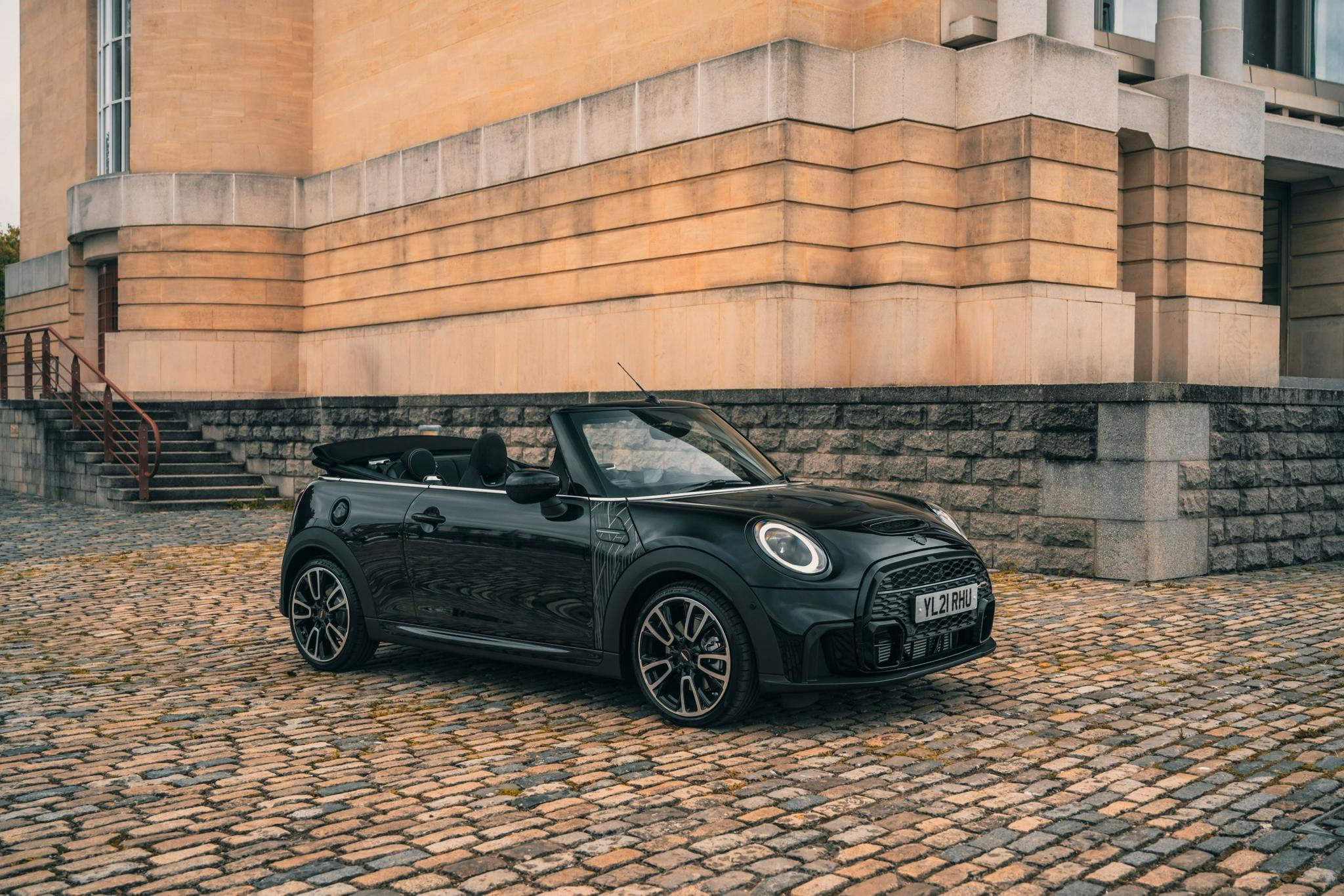 外观部分,mini shadow edition敞篷版采用了专属的"黑武士"设计,它的