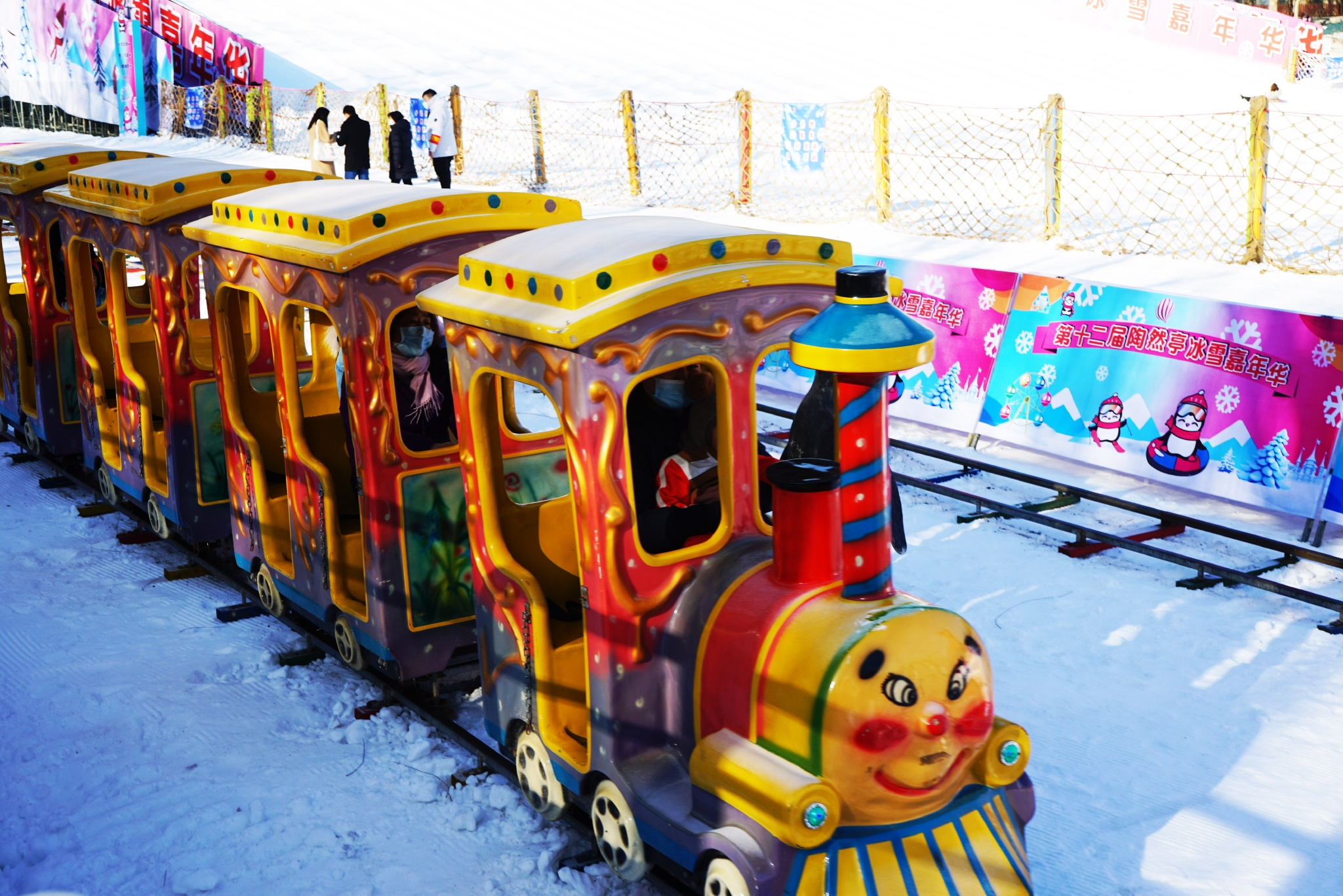 雪地坦克雪原小火车假期带孩子到北京陶然亭冰雪嘉年华玩嗨了
