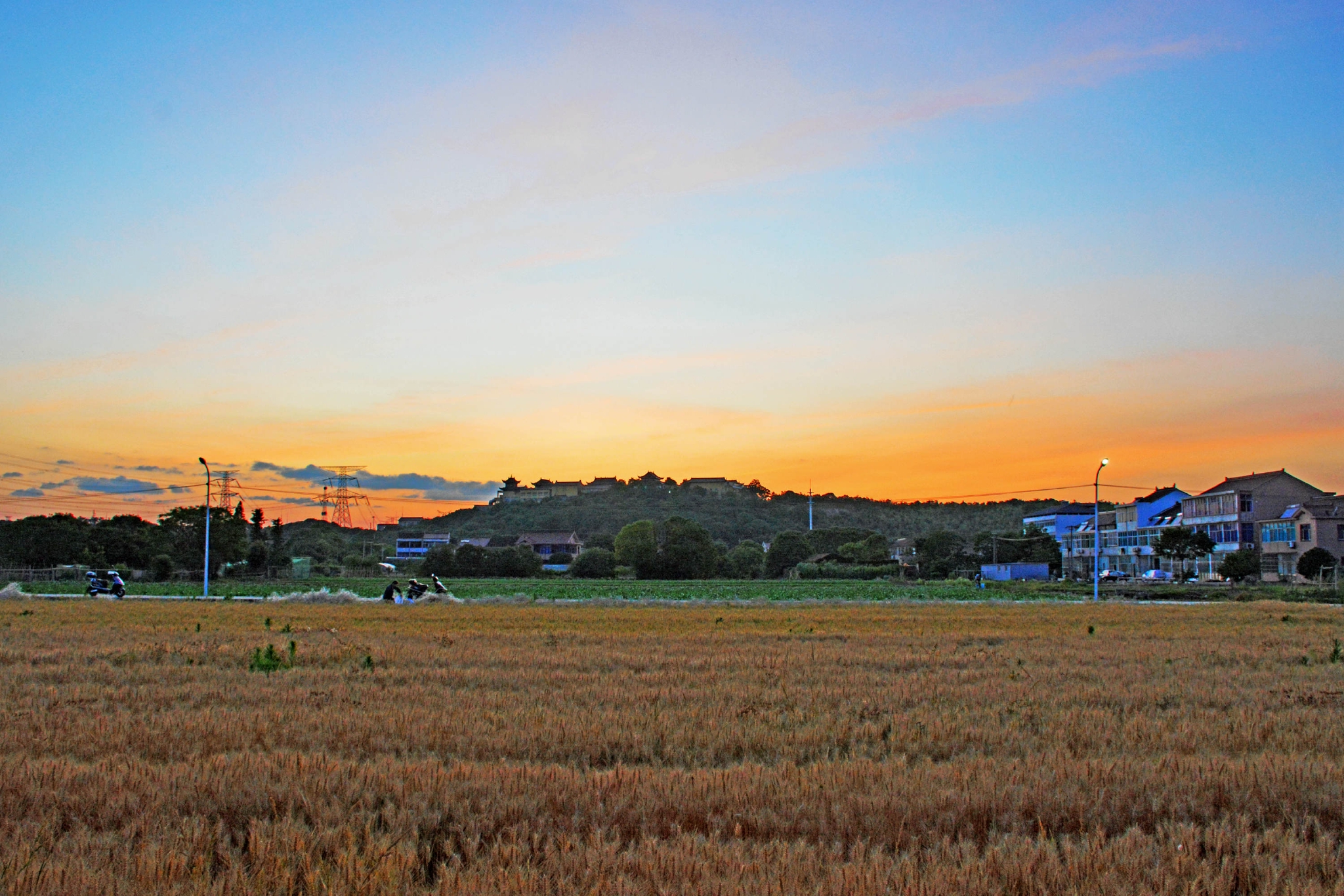 落日余晖映山村