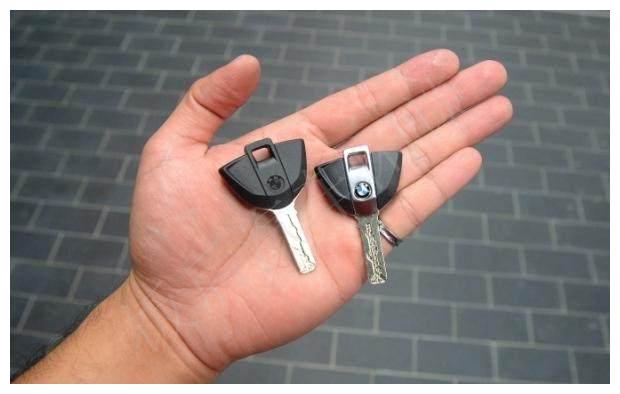 276万元的全新宝马s1000rr跑车落地上海钥匙让人很难理解