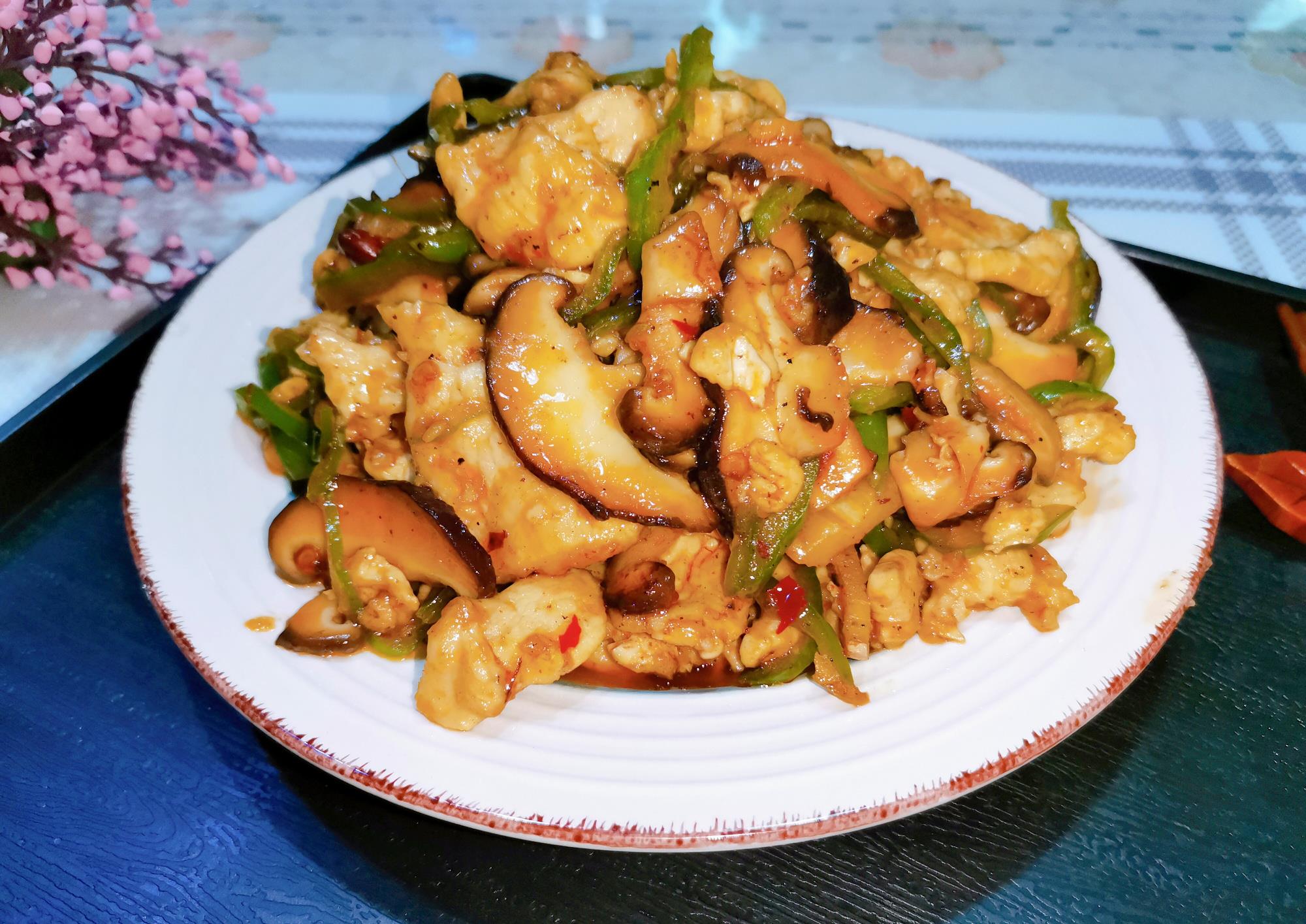 香菇和鸡胸肉一起炒低卡减脂热量低瘦身期间最合适