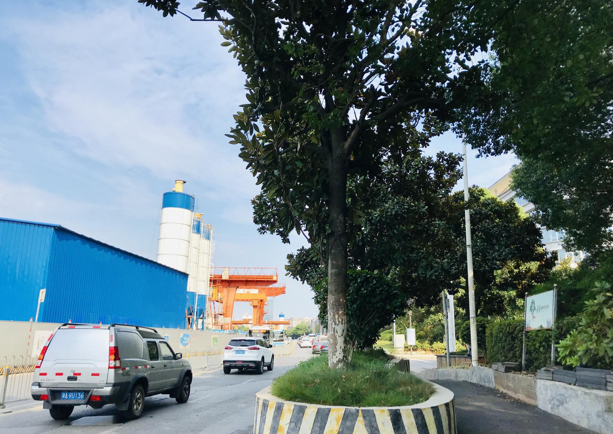 长沙桐梓坡西路车水马龙络绎不绝